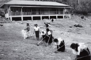 Faenas realizadas por habitantes del municipio de Atlahuilco en la Casa de la Universidad. Col. Selene Caro Castillo.