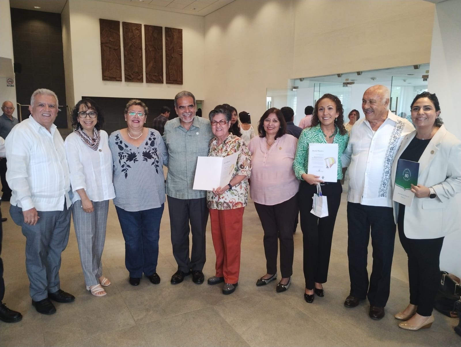 Junto con los galardonados aparecen el rector de la Universidad Veracruzana, Dr. Martín Aguilar Sánchez; el Vicerrector de la UV Veracruz, Dr. Rubén Edel Navarro; la Abogada General de la UV -también catedrática del SEA. Dra. Marisol Luna Leal; la Directora General del SEA, Dra. Mónica Victoria Ruiz Balcazar y el líder de la FESAPAUV, ing. Enrique Levet Gorozpe