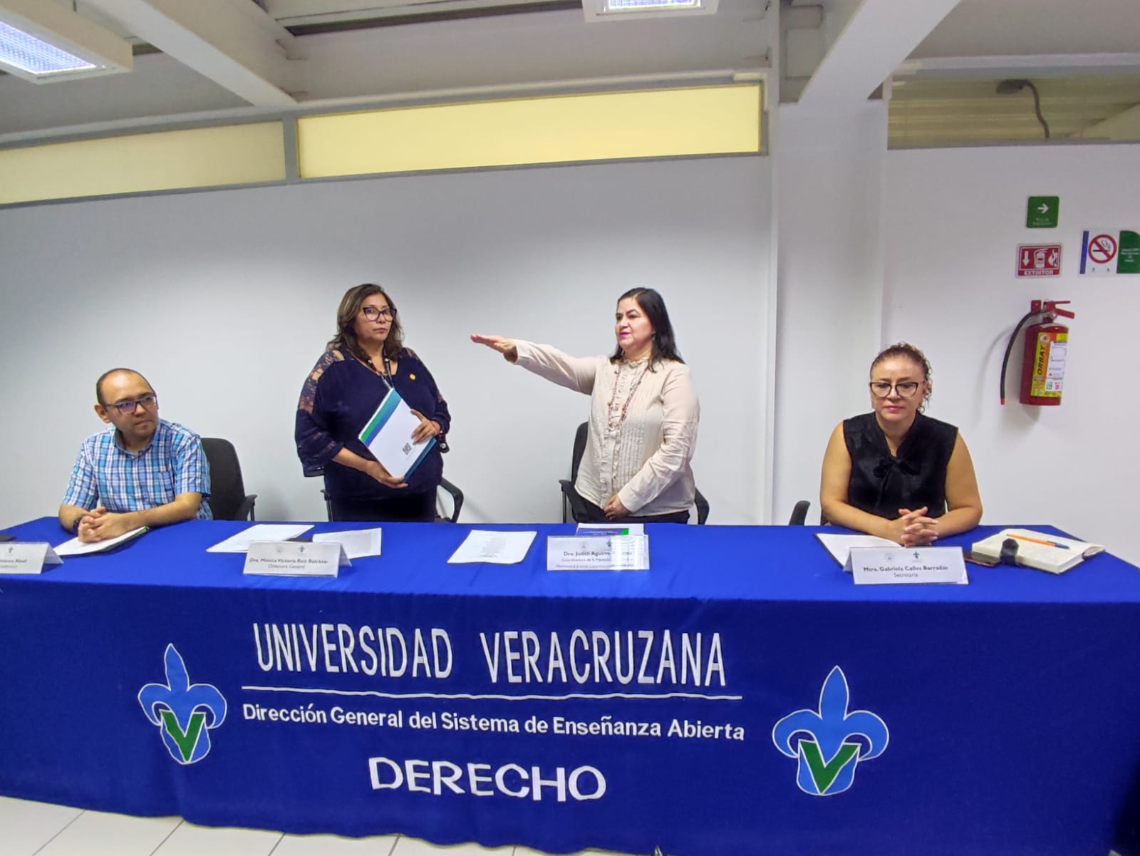 El Dra. Judith Aguirre Moreno presta juramento como nueva Coordinadora de la Maestría en Derechos Humanos y Justicia Institucional, flanqueada por la Directora General del Sistema de Enseñanza Abierta de la Universidad Veracruzana, Dra. Mónica Victoria Ruiz Balcázar y, a los extremos, la Secretaria del SEA, Mtra. Gabriela Calles Barradas y el Coordinador Académico, Dr. Samuel Jiménez Abad 