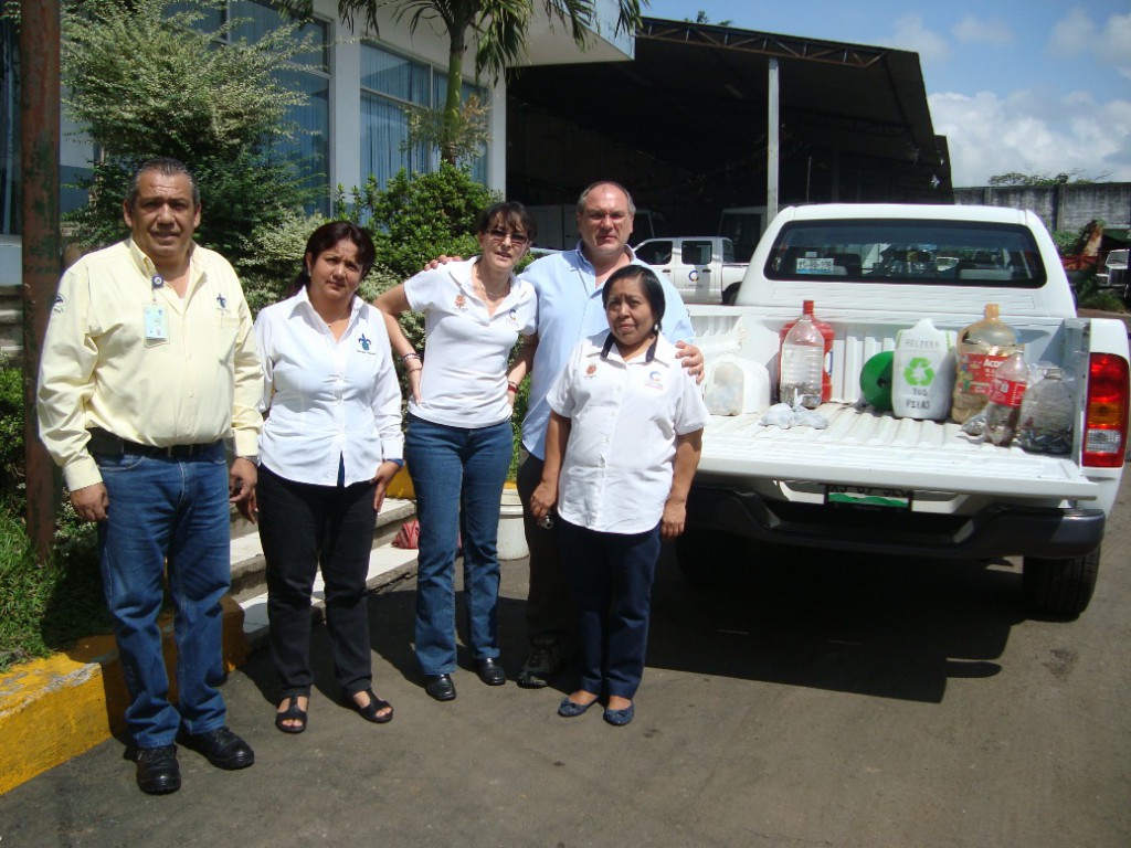 Académicos UV e integrantes de la Coordinación de Ecología y Medio Ambiente de Córdoba durante al entrega