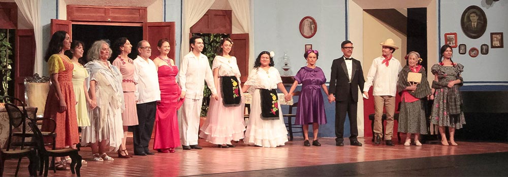 Rector Martín Aguilar Sánchez Congratulates Theater Company and Recognizes Actress Luz María Ordiales