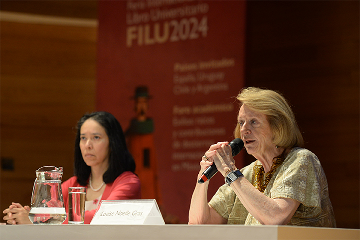 Bertha Lilia Salazar Martínez, de la UV, con la ponente en la Sala Anexa de Tlaqná 