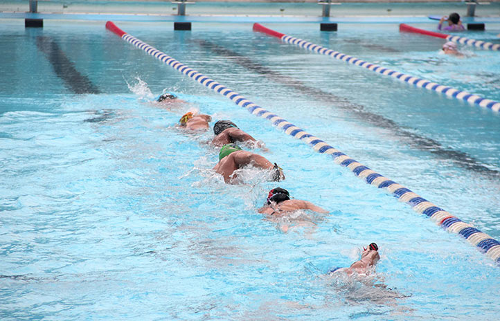 Por medio de una práctica deportiva como la natación, estudiantes UV disminuyen niveles de ansiedad, estrés y depresión 