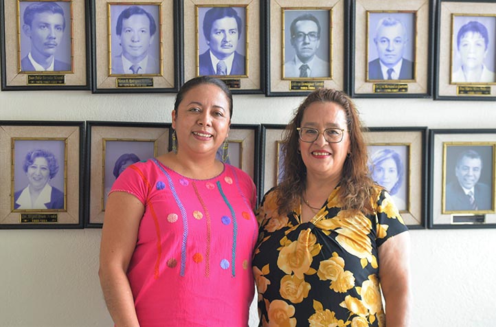 Jessica Badillo y Maribel Domínguez, responsable de Internacionalización y directora de la Facultad, respectivamente 
