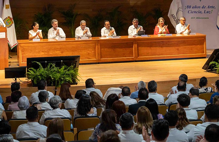 En el presídium estuvieron presentes funcionarios de la SEP y de la UV, además del gobernador de Veracruz y el secretario general Ejecutivo de la asociación