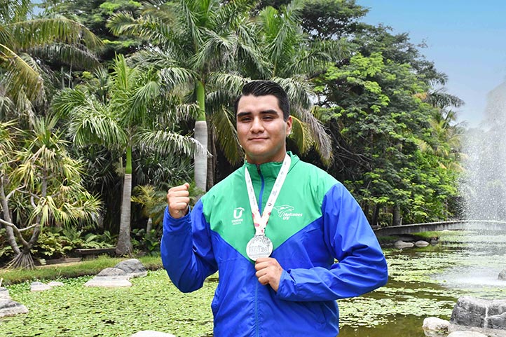 Jorge Bernabé Lozada, medalla de plata en kick boxing, categoría 94 kg 