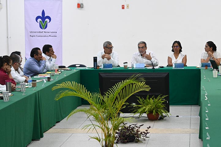 La comunidad de la UV en la región Coatzacoalcos-Minatitlán mostró proyectos de vinculación a las autoridades universitarias 
