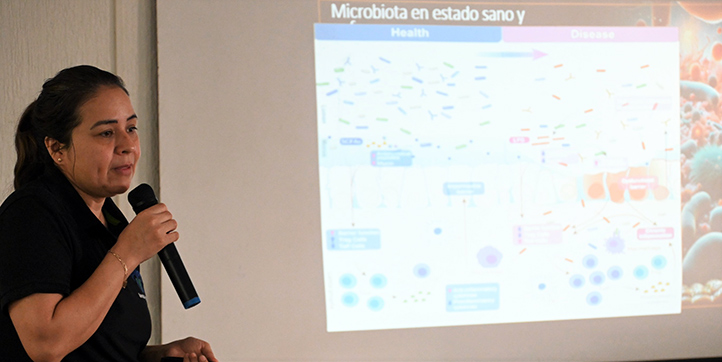 Rubí Viveros Contreras, investigadora del CIB-UV dictó la ponencia “Microbiota infantil y dieta”