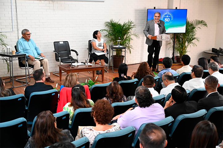 Juan Ortiz, Yolanda Molohua y Martín Aguilar escucharon las presentaciones en el Salón Azul de la Unidad de Humanidades 