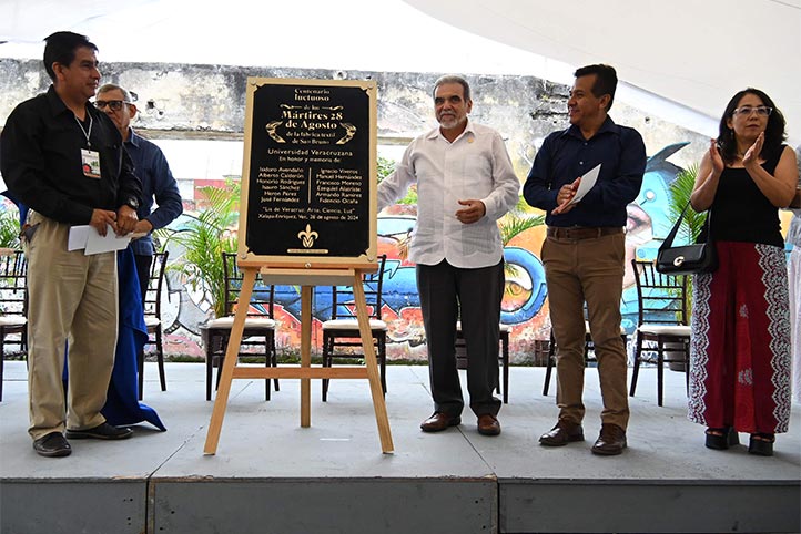 Autoridades universitarias y habitantes del barrio de San Bruno develaron la placa conmemorativa del centenario luctuoso