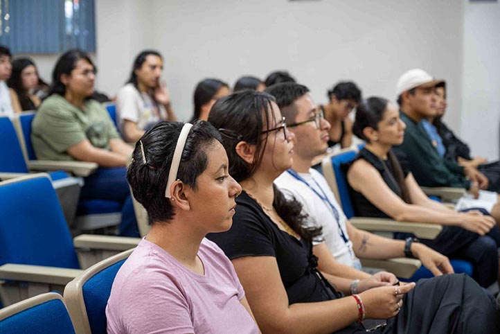 La catedrática impartió una conferencia a alumnos de la Facultad de Biología de la Universidad Veracruzana  