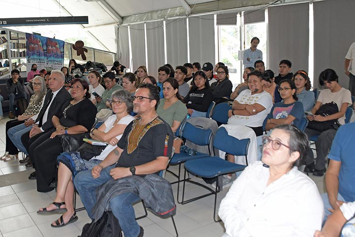 Autoridades, académicos, estudiantes y público general escucharon la conferencia 