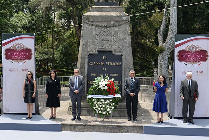 Martín Aguilar, acompañado de Juan Ortiz, Lizbeth Viveros, Jaqueline Jongitud, Marisol Luna y Ángel José Fernández, montaron la Guardia de Honor 