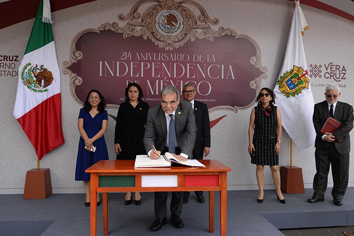 Al finalizar la ceremonia, el rector Martín Aguilar firmó el libro de honor 