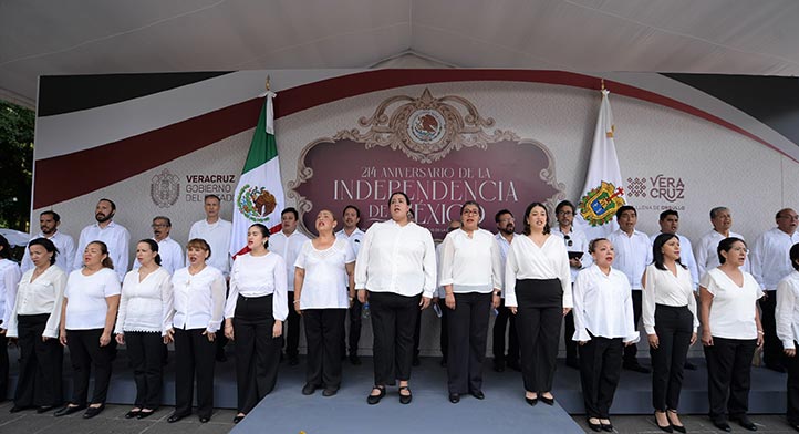 Correspondió al Coro de la UV interpretar el himno nacional 