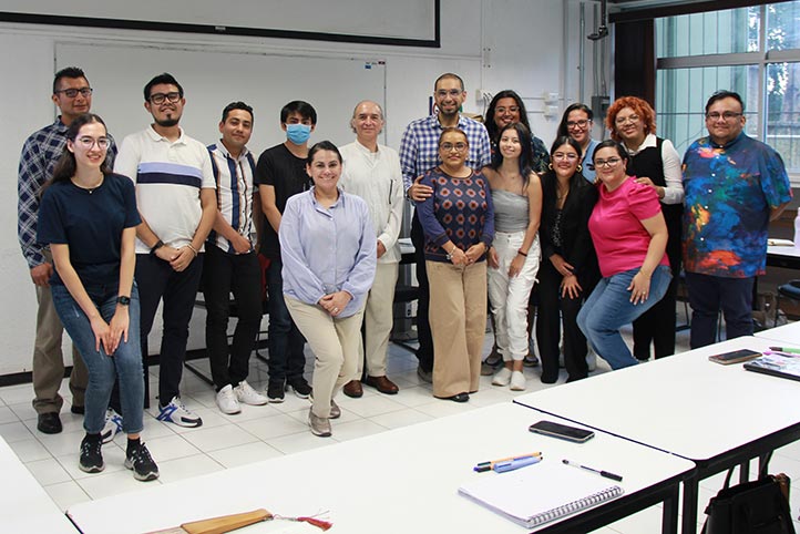 Directivos del IIP, instructor y participantes del taller 