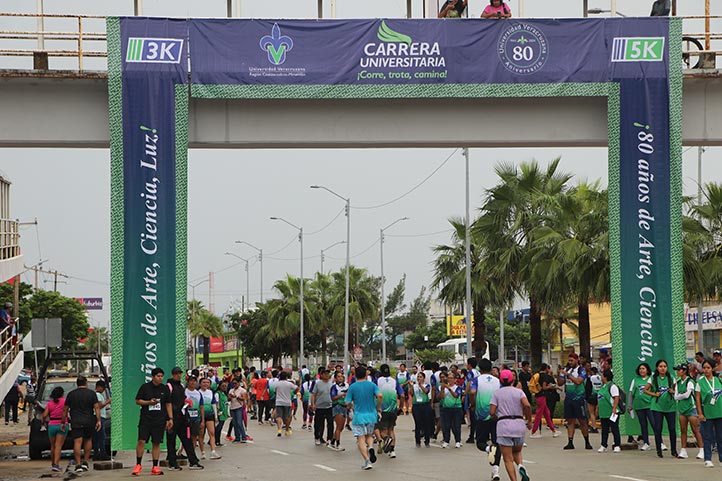 Las principales avenidas de Coatzacoalcos abarcaron el recorrido de la actividad deportiva 