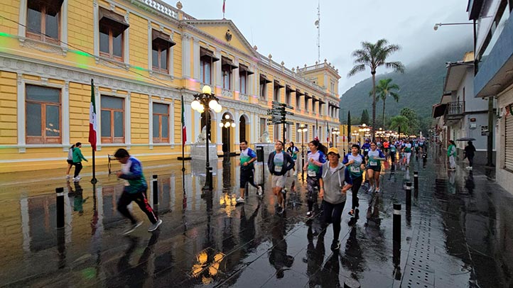 En la ciudad de Orizaba más de 900 corredores se sumaron a la celebración 