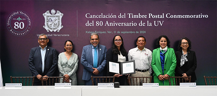 Mirna Pérez, alumna ganadora del concurso para la imagen del timbre, con las autoridades universitarias 