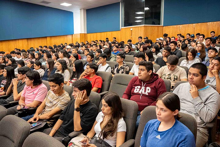 Estudiantes de la FCA abarrotaron el primer día de actividades del evento 