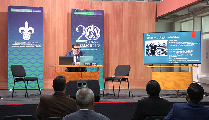 El académico de la de Universidad de Nuevo México, Albuquerque, impartió la charla 