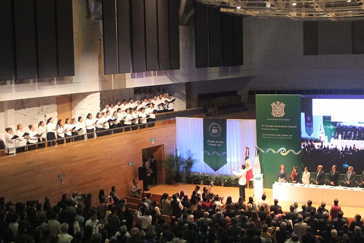 El Coro UV, dirigido por Jorge Cózatl, interpretó el Himno a la Universidad Veracruzana 