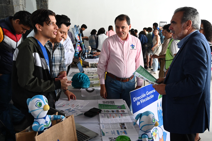 El Rector y las autoridades presentes recorrieron los stands de la exposición 