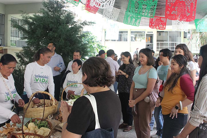 Asistentes a la “Feria de exposición Recolectoras de la montaña: sabores y sabiduría de los hongos comestibles silvestres” 