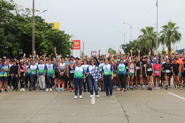 En la región Coatzacoalcos-Minatitlán, la vicerrectora Georgina Hernández, funcionarios y comunidad universitaria, se sumaron a la carrera 