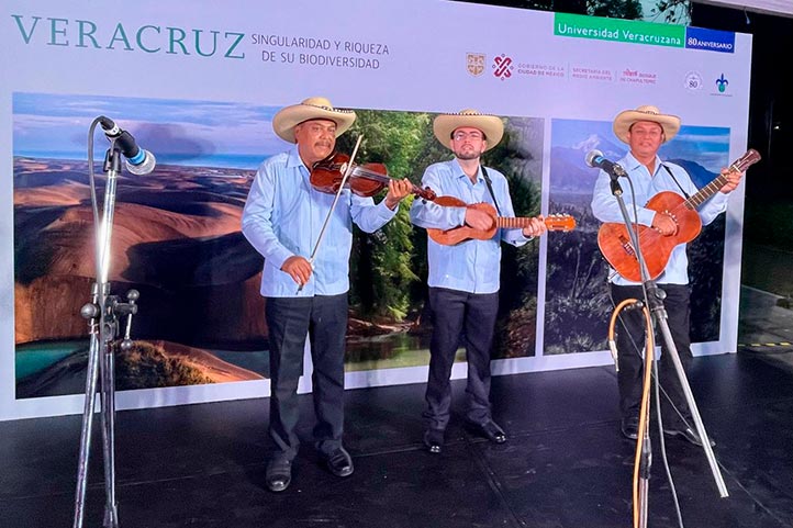 El grupo Tlen Huicani Huasteco presentó un programa artístico musical ante los asistentes