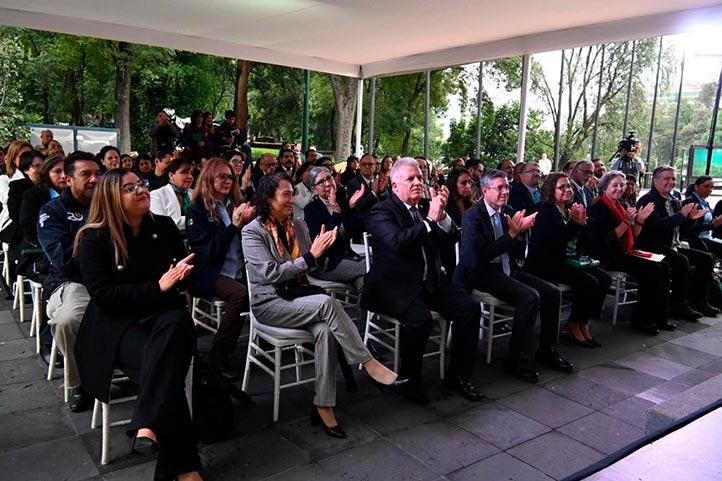 Integrantes de la comunidad universitaria, invitados y público en general, durante el acto inaugural