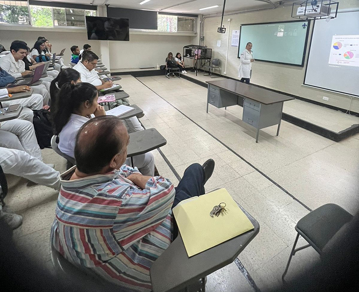 Los estudiantes recibieron información acerca de la atención a la mujer en periodo perinatal, que abarca la gestación, parto, nacimiento y puerperio en sus dimensiones física, emocional y psicológica 