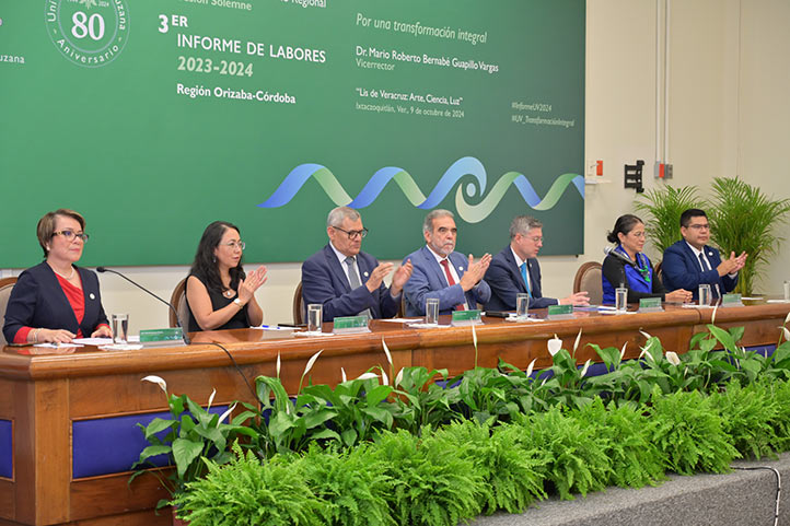 Autoridades universitarias, encabezadas por el rector Martín Aguilar, asistieron al Informe de Labores del vicerrector Mario Roberto Bernabé 