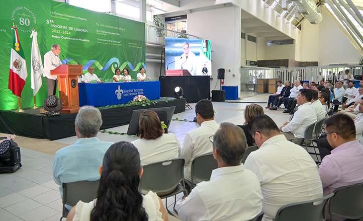 La sesión solemne del CUR fue presidida por el Rector de la UV 