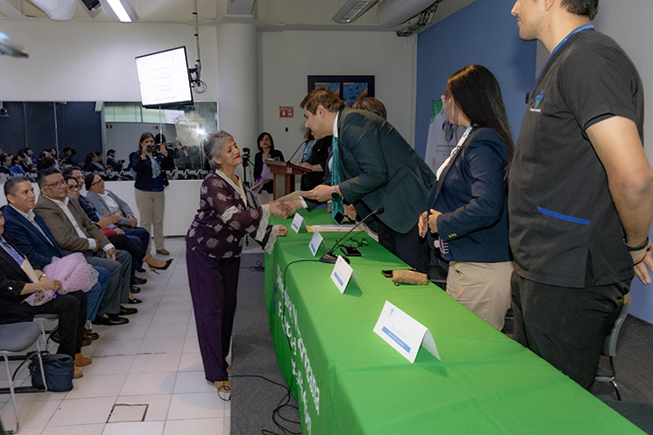 Se entregó reconocimiento a la profesora Cecilia Sofía Cortés Salazar, quien también se jubiló en 2024 