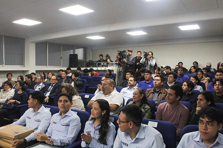 La ceremonia se realizó en el auditorio de la FIME-UV