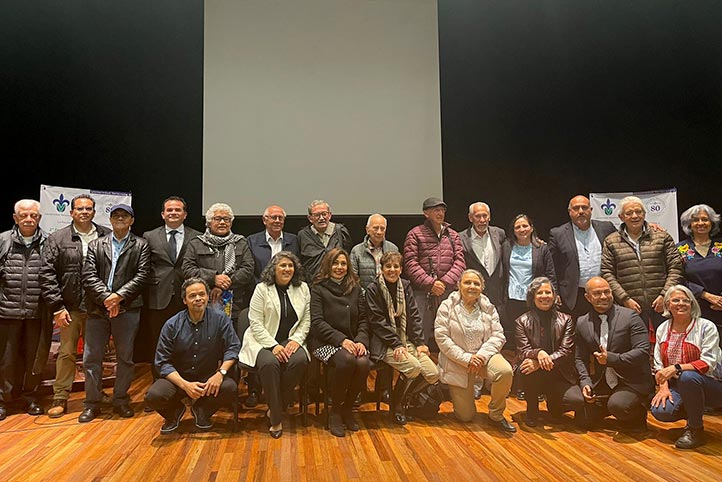 Directivos, docentes y exdirectores de la Facultad de Arquitectura en el cierre del evento 