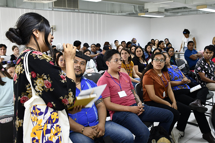 Estudiantes de universidades interculturales interactuando en la Sala de Usos Múltiples de la USBI de la UV región Veracruz durante el Foro Intersaberes 