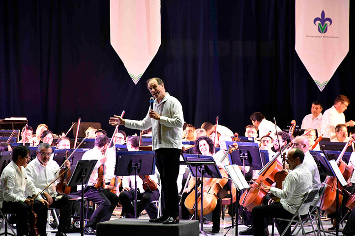 El director de la OSX, Martin Lebel, en el concierto didáctico 