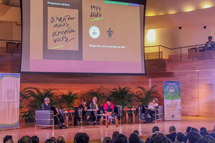 En la sala anexa de Tlaqná se presentó el libro Ochenta años, ochenta voces. 1944-2024 