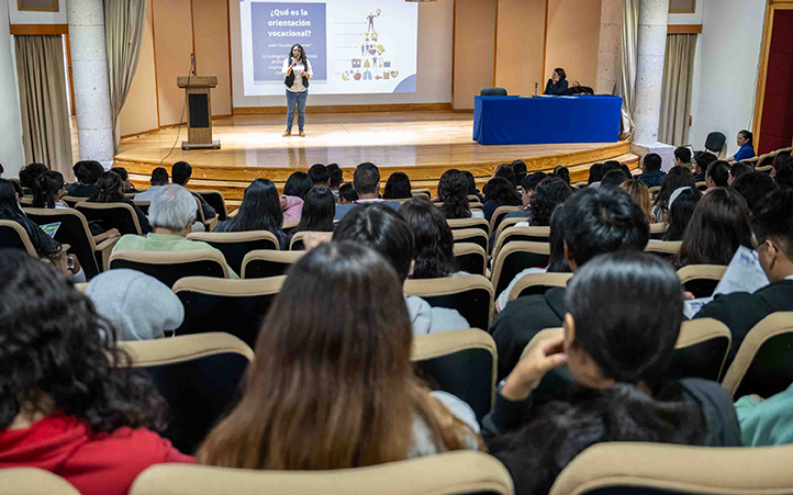 A la conferencia asistieron docenas de alumnos de bachillerato  