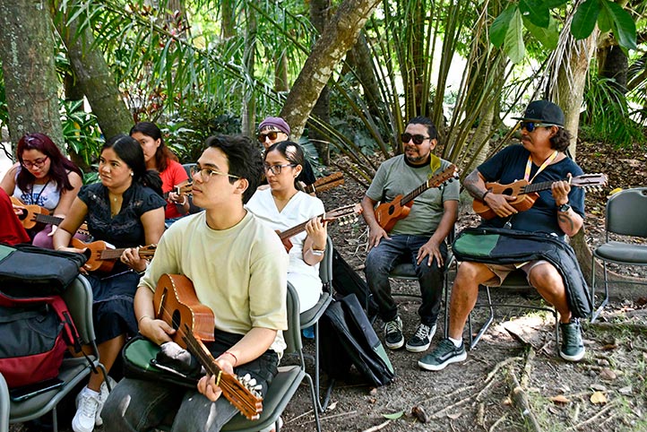 El taller de jarana, a cargo del grupo Nematatlín, convocó a gran cantidad de universitarios