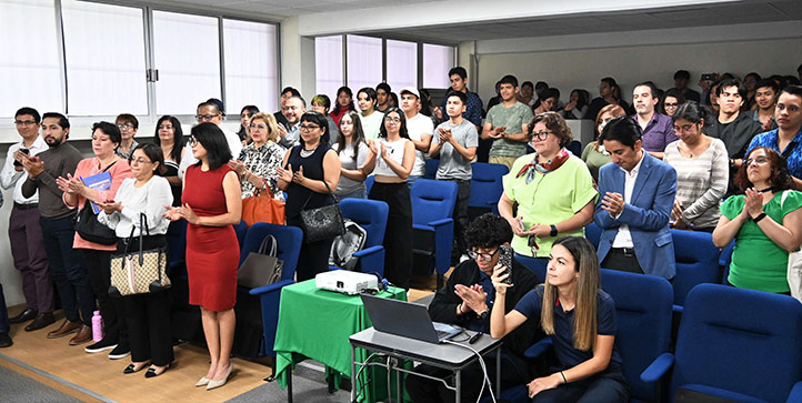 Público compuesto por docentes y alumnado, invitados especiales y ponentes presentes en la inauguración del evento 