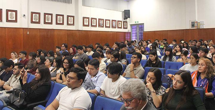 A la presentación del libro acudieron numerosos estudiantes de derecho 