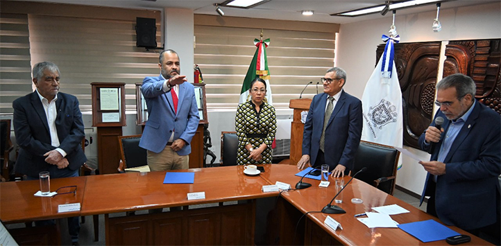 El rector Martín Aguilar Sánchez tomó protesta a Jorge Genaro Vicente Martínez como vicerrector de la región Veracruz 