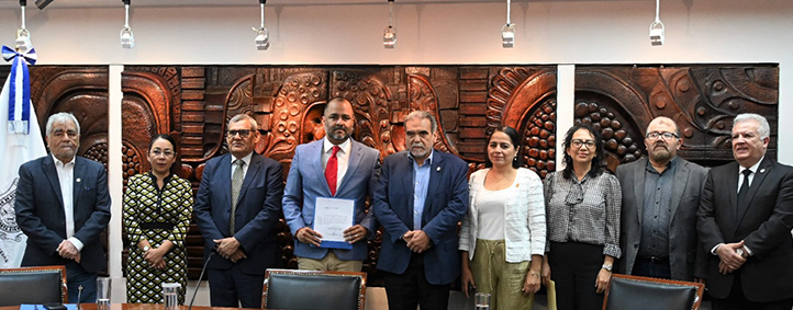 El evento se realizó en la sala de juntas de la Rectoría, con la participación de las autoridades de esta casa de estudios 