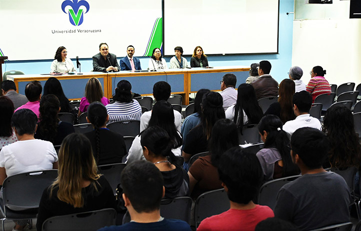 Roberto Zenteno, responsable de la DGI, inauguró la undécima edición del simposio organizado por el IIB