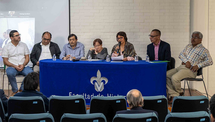 Integrantes del presídium en el Salón Azul de la Unidad de Humanidades UV 