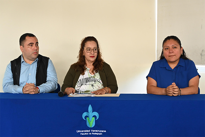 Uzziel Maldonado, Maribel Basurto y María de los Ángeles Peña al momento de iniciar el evento 