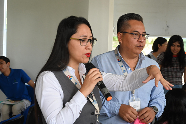 Teresa Hernández y Héctor Romero, miembros del programa Medición Independiente de Aprendizaje y facilitadores del taller 